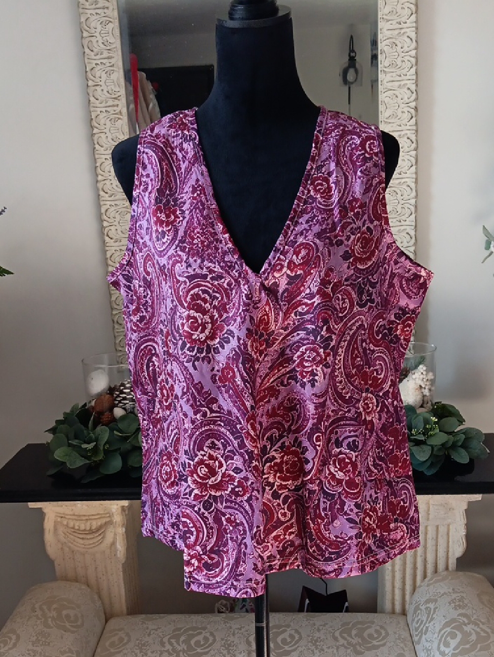 Women's Sleeveless V-Neck Paisley Print Top - Pink